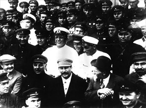 Joseph Staline (au centre), Molotov, à l'extrémité gauche. Voroshilov à côté de Staline. Kalinine à sa droite.