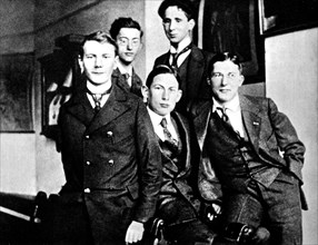 Bertolt Brecht (1898-1956) au milieu de camarades de sa classe (2ème à droite)