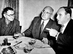 Bertolt Brecht (1898-1956) et Johannes R. Becher (au milieu) à Berlin-Ouest