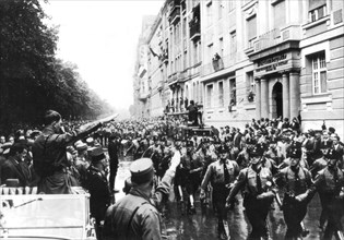 Juin 1934, Hitler salue les troupes des sections d'assaut (S.A.)