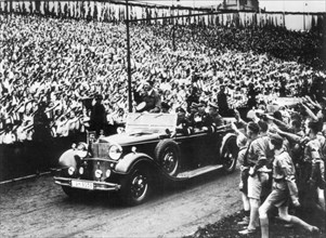 1er mai 1936, Hitler est acclamé par les jeunes hitlériens