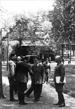 Hitler : tentative d'attentat du 20 juillet 1944. Stauffenberg, Puttkamer, Bodenschatz, Hitler, Keitel avant la réunion.