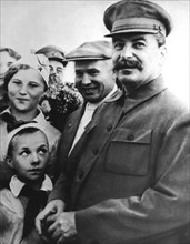 Khrouchtchev et Staline lors d'une cérémonie officielle, 1937