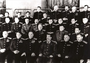 Staline, à Moscou, au milieu des maréchaux et généraux. Au premier rang, à partir de la gauche : les maréchaux Koniev, Wassilevski, Joukov, Staline, le maréchal Vorochilov et le général Boulganine