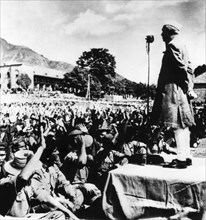 Au cours d'une visite au Cachemire, le Pandit Nehru, premier ministre de l'Inde, a pris la parole devant les troupes indiennes de cette région.