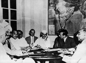 Une vue de la conférence où le vice-roi des Indes, Lord Mountbatten, expose le plan du 2 juin 1947 pour la remise du pouvoir aux Indiens.