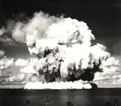 Explosion d'une bombe atomique à Bikini (Archipel des Iles Marshall)