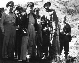 Guerre de Corée, après la prise d'Inchon, le général Mac Arthur, commandant en chef des forces des Nations Unies, au milieu d'officiers et de soldats, sur la route de Kimpo