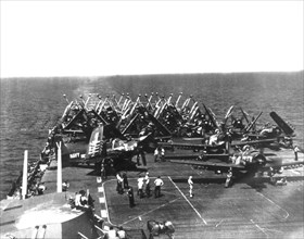 Guerre de Corée, sur le pont du navire américain "Philippine", attente du signal de départ pour les avions armés de rockets et de bombes