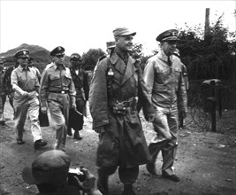 Guerre de Corée, juillet 1951, le général Rigway, à la tête de la délégation se rendant à Keasong pour les premiers pourparlers de Paix