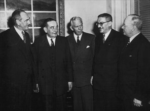 Novembre 1950, Dean Acheson, secrétaire à la défense, G. Marshall, Jules Moch, ministre français de la défense et John Snyder lors de l'ouverture des conversations franco-américaines sur le réarmement...