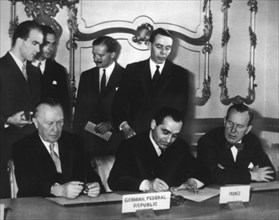 Octobre 1954, accords de Londres et Paris. Mendès-France, entouré d'Adenauer et de Lester Pearson