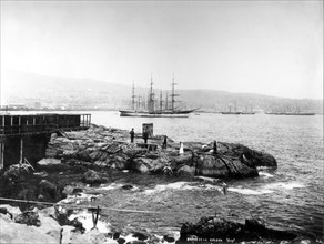The Valparaiso harbour and the railway