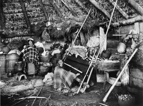 Dans le sud du Chili, tribu des Araucans. Femmes tissant