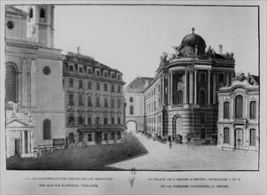 La place et l'Eglise Saint Michel et le théâtre national (à droite) à Vienne