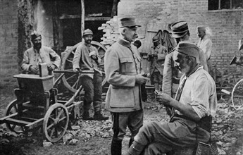 Le général Pétain dans un cantonnement
