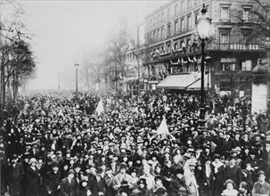 Les Grands Boulevards le 11 novembre 1918.