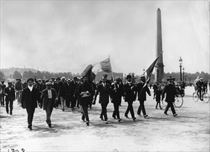 Mobilisation à Paris : les volontaires étrangers défilant sur la place de la Concorde en juillet 1914