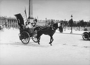 Mobilisation à Paris. Réservistes du front de l'Est se rendant à la gare de l'Est en 1914