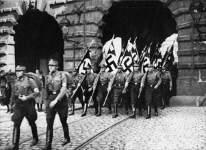 Troupes allemandes passant la porte verte à Gdansk