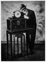 Dranem posant à côté d'une radio modèle Sferzo