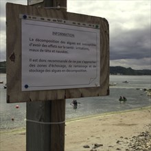 Sign on the beach of Tredrez