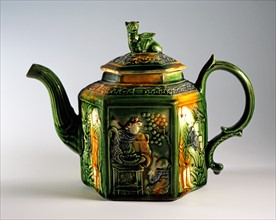 Hexagonal teapot with chinoiserie motifs and a dragon on the lid