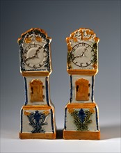 Deux horloges en céramique