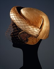 Pillbox hat with tobacco-coloured velvet side flaps