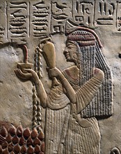 La fille du défunt Ptahmose apportant une offre à son père