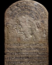Stèle provenant de Saqqarah gravé aux écritures qui décrivent l'acquisition d'un tombeau