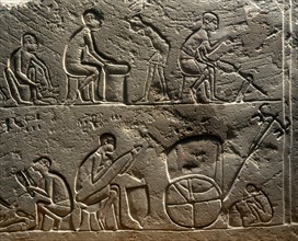 Relief d'artisanat d'art provenant de Saqqarah figurant le travail des métaux et la construction d'un chariot