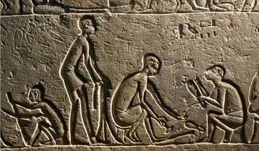 Relief d'artisanat d'art provenant de Saqqarah figurant la manufacture de fourrure et la cordonnerie