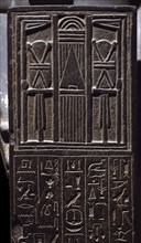 Statue du prêtre Henat figurant tabernacle orné d'un facade du temple de la déesse Neith a Sais