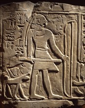 Détail du stèle en calcaire pour le défunt Ptahiu : Guerrier avec arc