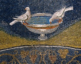 Detail of the Mausoleum of Galla Placidia : Doves drinking from a bowl