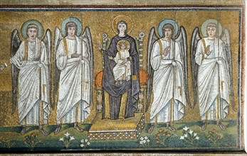 Basilique Sant'Apollinare Nuovo à Ravenne : Vierge à l'Enfant en Majesté, entourée d'archanges