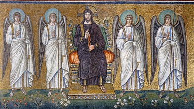 Basilique Sant'Apollinare Nuovo à Ravenne : Le Christ en Majesté entre les archanges