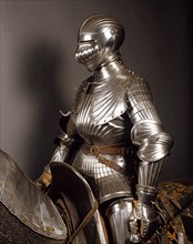 Armure de chevalier en acier repoussé (détail)