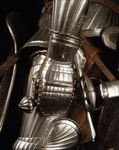 Armure de chevalier en acier repoussé (détail)