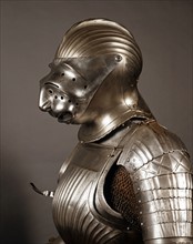 Armure de chevalier en acier repoussé
