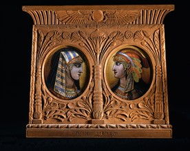 Cadre en bois sculpté en style égyptien avec portraits de Pharaon et de princesse égyptienne