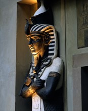 Entrée du petit temple égyptien commandité par Frederick Stibbert pour le parc de Villa Stibbert à Florence