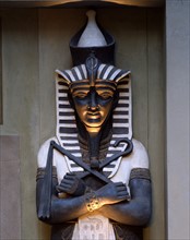Entrée du petit temple égyptien commandité par Frederick Stibbert pour le parc de Villa Stibbert à Florence