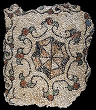 Fragment de mosaïque avec décor de fleur stylisée