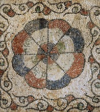 Fragment de mosaïque avec décor de fleur stylisée