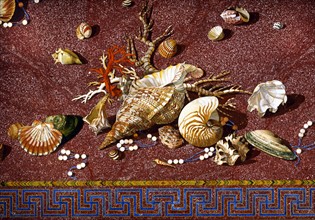 Plateau de table en porphyre et marqueterie de pierres dures orné de coquillages, corail et perles de culture