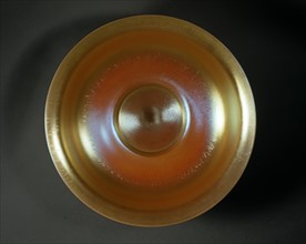 Plat en calcite dorée fabriqué par Steuben Glass Works