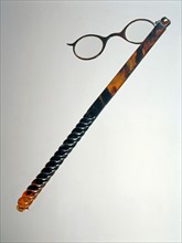 Lorgnette with long handle