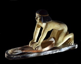 Figurine representing the grinding of cereals to make bread